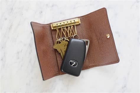 louis vuitton key pouch vs 6 key holder